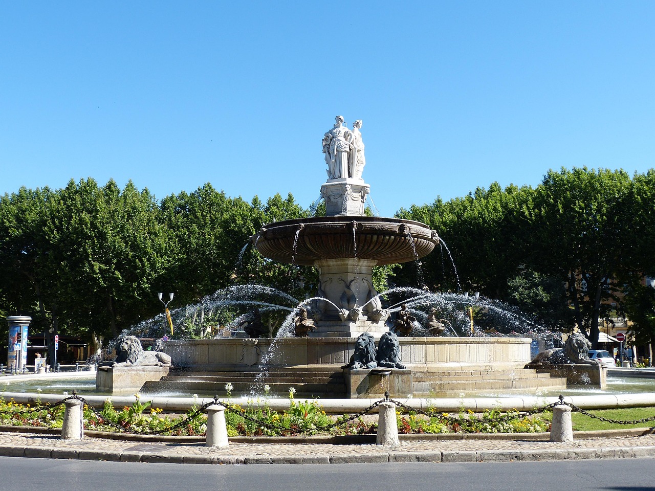 falco-fountain-1590669_1280